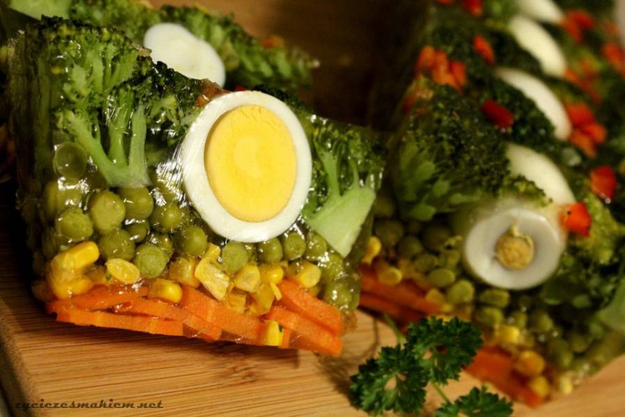 Jajka w galarecie z warzywami