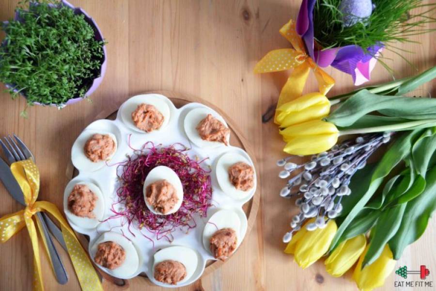 Przepis dla leniwych – jajka faszerowane pastą z suszonych pomidorów i fety
