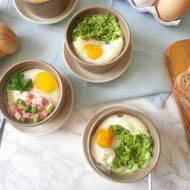 Zapiekane jajka w 2 wersjach: z groszkiem i szynką oraz z cukinią i ricottą (Uova in cocotte in 2 versioni: con piselli, prosciu