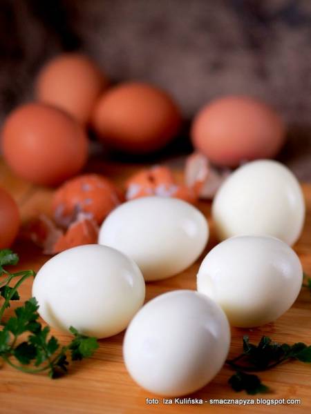 Jak ugotować jajka na twardo i łatwo je obrać