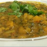 Warzywne curry ze słodkimi ziemniakami, ciecierzycą i szpinakiem