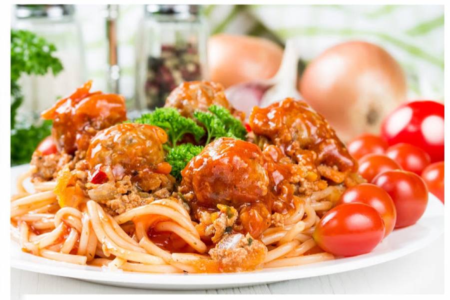 PULPECIKI ZAPIEKANE W SOSIE POMIDOROWYM z makaronem spaghetti