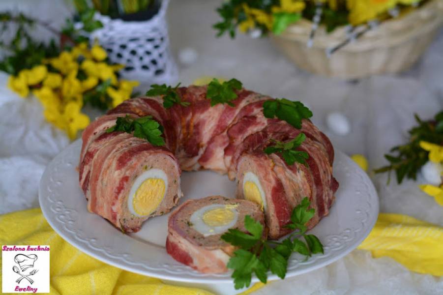 Mięsna babka z jajko niespodzianką otulona boczusiem