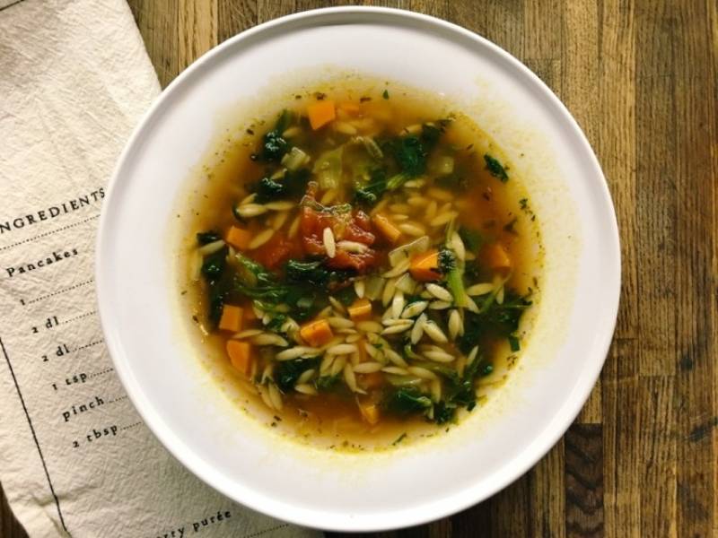 Włoska zupa pomidorowa z makaronem orzo
