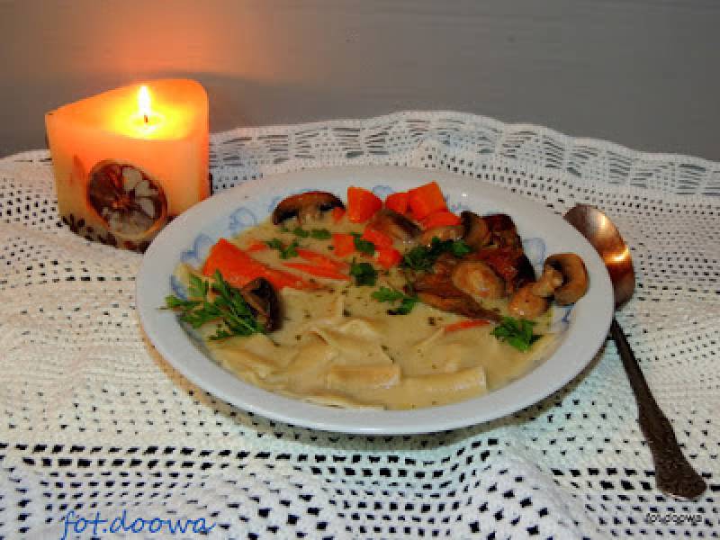 Zupa grzybowa z grzybów mieszanych z domowymi łazankami