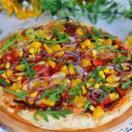 Wiosenna pizza z mango i kiełbasą chorizo