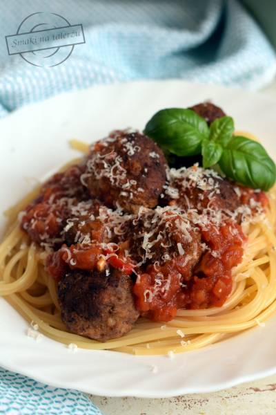 Spaghetti z klopsikami w pomidorowym sosie (wg Jamiego Olivera)
