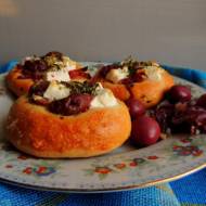 Bułki z fetą, oliwkami i ziołami - greckie śniadanie