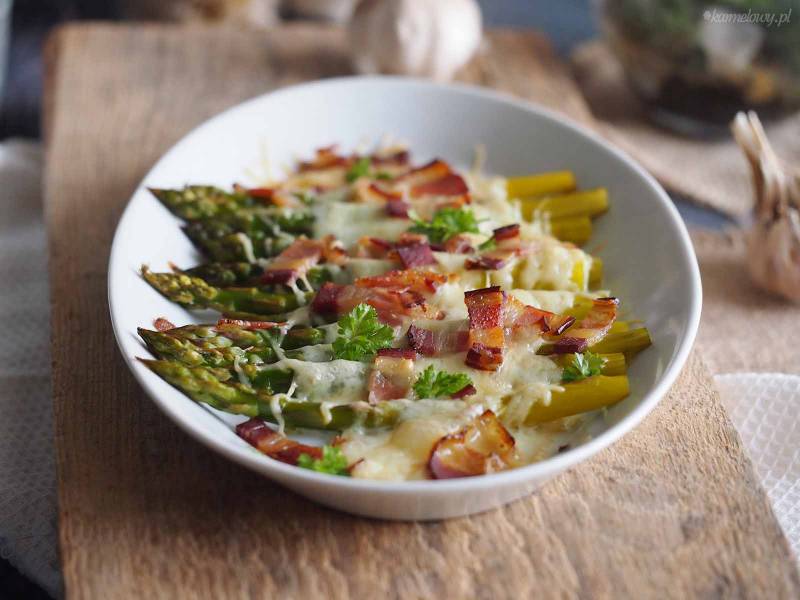 Szparagi zapiekane z serem i boczkiem / Cheesy asparagus with bacon
