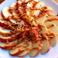 Przekąska z jabłka i masła orzechowego – niskokaloryczna przekąska.