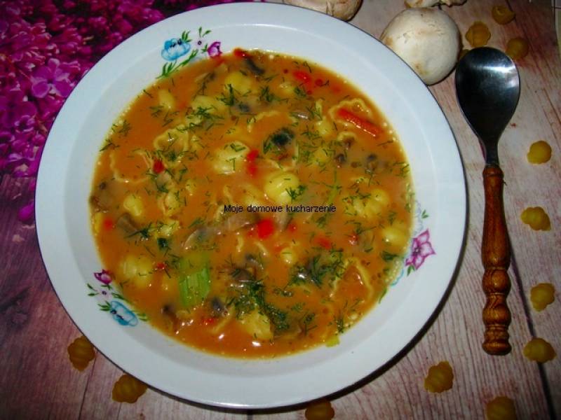 Zupa pomidorowa z pieczarkami