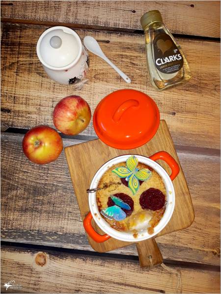Pieczony deser – banany, jabłka i syrop z karobu pod kruszonką