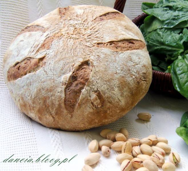 Mleczny chleb ze szpinakiem, sezamem i orzeszkami pistacjowymi