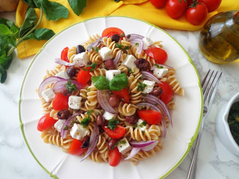Makaronowa sałatka z fetą, pomidorkami i oliwkami (Pasta fredda con feta, pomodorini e olive)