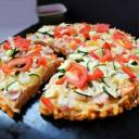 PIZZA NA SPODZIE Z MAKARONU – jak wykorzystać ugotowany makaron? (wegańska, bezglutenowa)