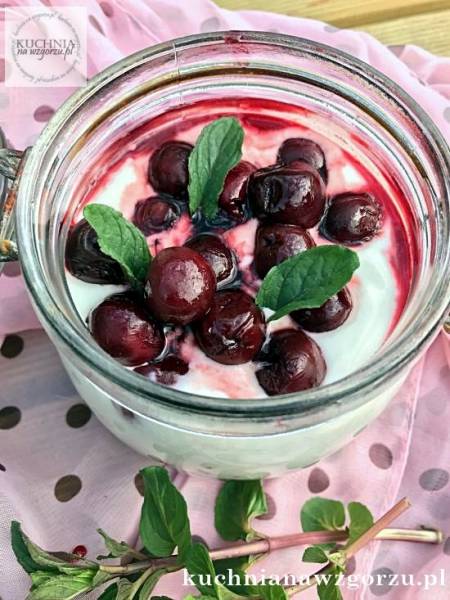 Jogurt z płatkami owsianymi i wiśniami – pyszny pomysł na śniadanie