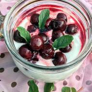 Jogurt z płatkami owsianymi i wiśniami – pyszny pomysł na śniadanie