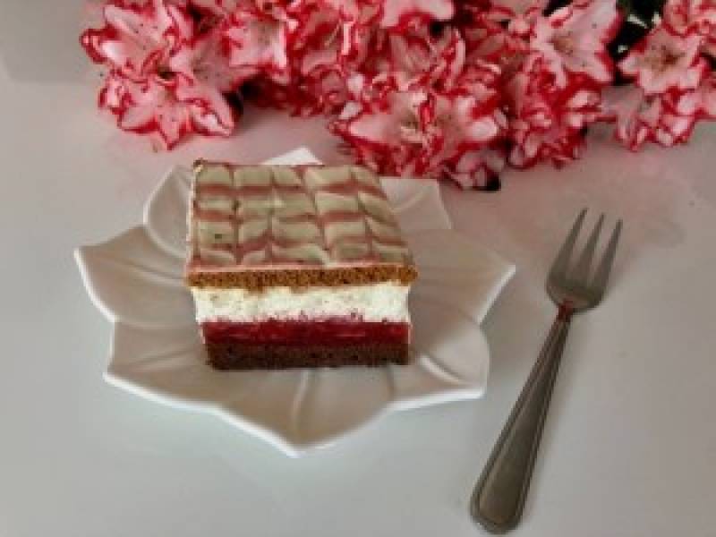 Czerwony kapturek – bajeczne ciasto z truskawkami!