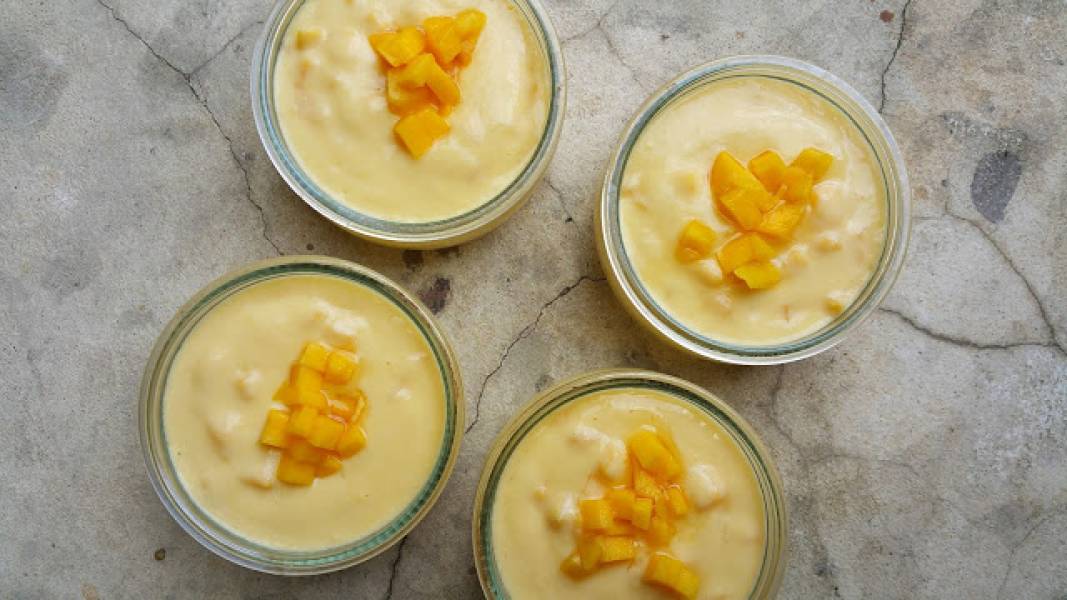 Deser z mango na bazie białego serka, jogurtu oraz syropu z agawy