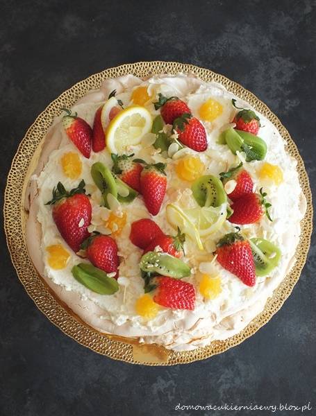 Tort bezowy z kremem cytrynowym i owocami