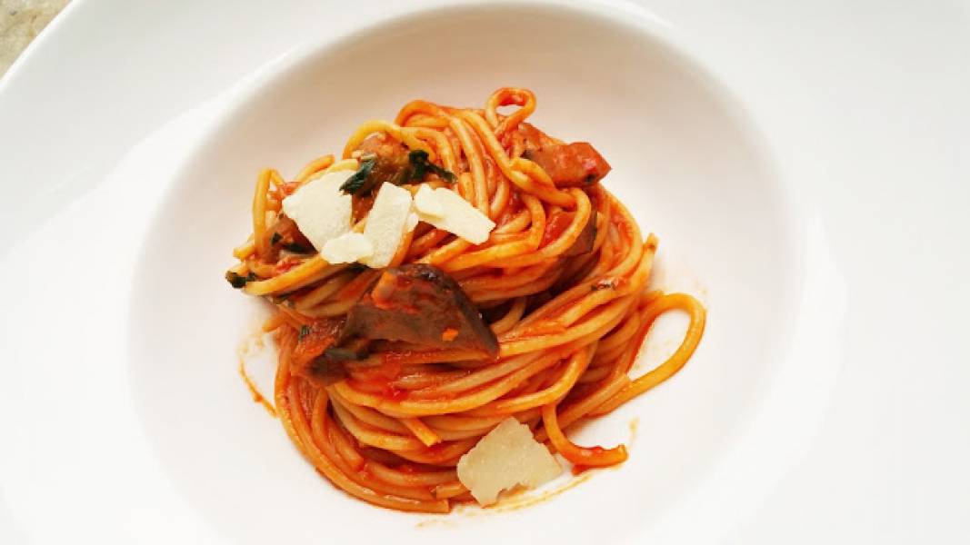 Spaghetti z bakłażanem w sosie pomidorowym