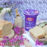 Maślany chleb na jogurcie naturalnym z płatkami owsianymi.