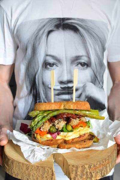 Sandwich z grilla z serem halloumi, warzywami i kotletem wołowym!