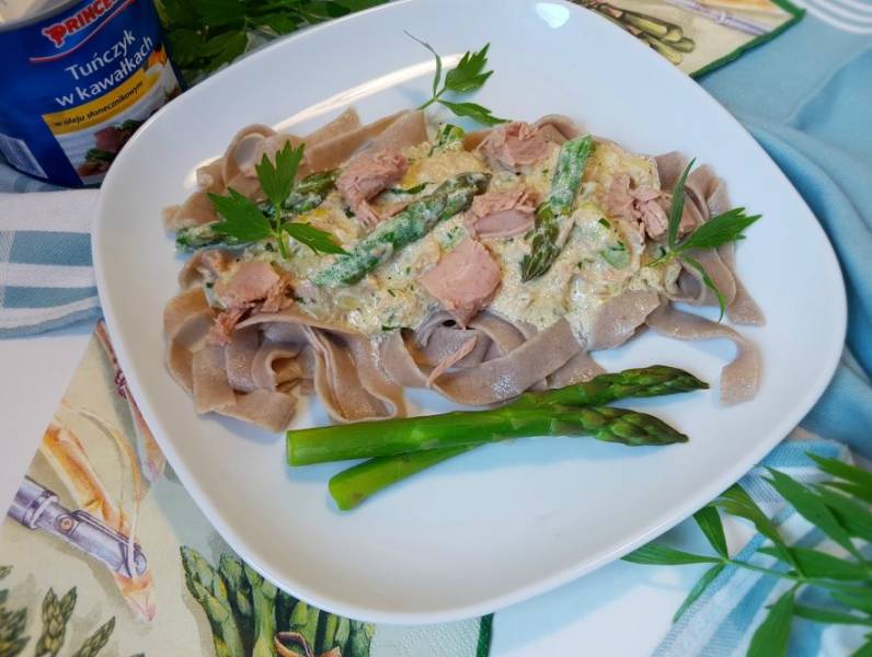 Domowy makaron tagiatelle w sosie śmietanowym z tuńczykiem i szparagami