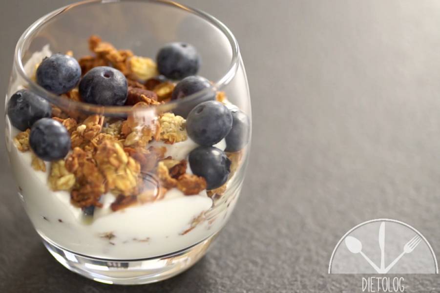 Granola z jogurtem i owocami – DESER DLA DIABETYKA