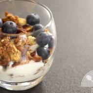 Granola z jogurtem i owocami – DESER DLA DIABETYKA
