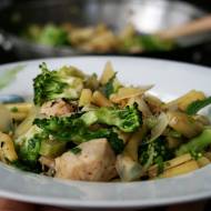 Makaron z kurczakiem, brokułami i ziołami  o nucie ostro miętowej (danie z woka)