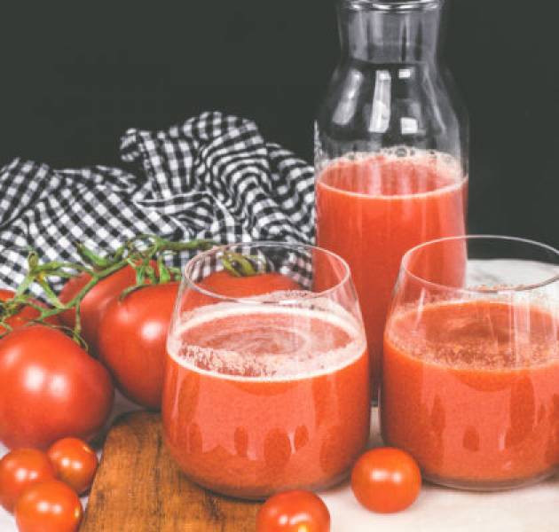 Sok warzywny z pomidorami, papryką i cukinią