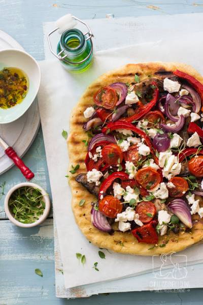 Domowa pizza z grilla z warzywami i serem śródziemnomorskim
