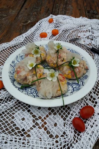 Sałatka z tuńczykiem w sakiewkach z papieru ryżowego