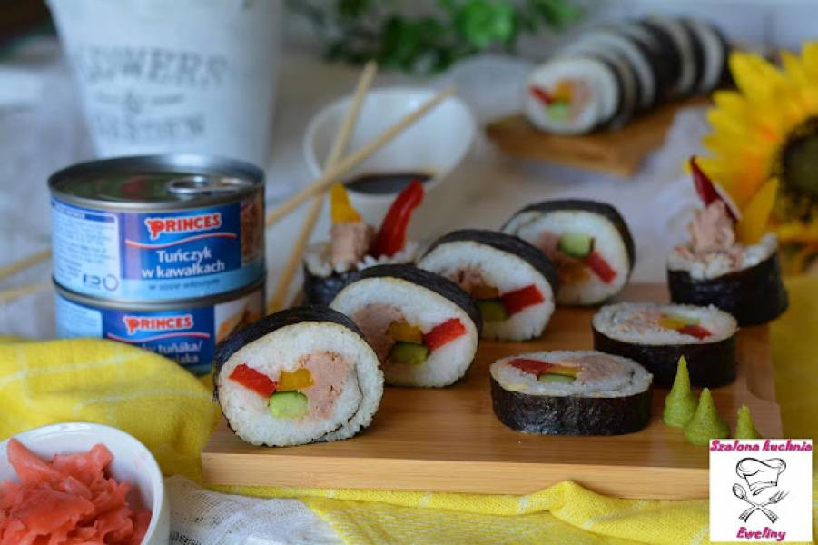 Sushi z tuńczykiem, papryką i ogórkiem