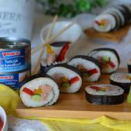 Sushi z tuńczykiem, papryką i ogórkiem