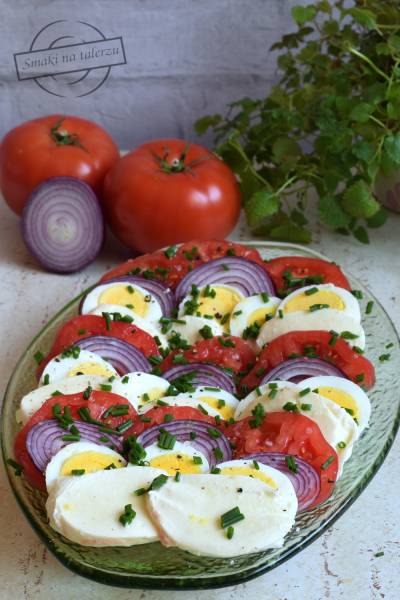 Sałatka z jajek, pomidorów, mozzarelli i czerwonej cebuli