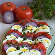 Sałatka z jajek, pomidorów, mozzarelli i czerwonej cebuli
