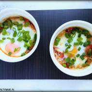 Zapiekane jajka z mozzarellą i warzywami