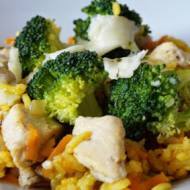 Zapiekanka z ryżem kurczakiem i brokułami