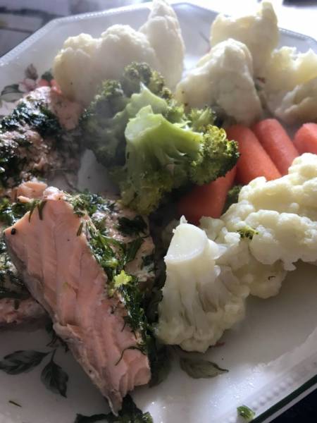 Dietetyczny obiad z łososiem i warzywami na parze