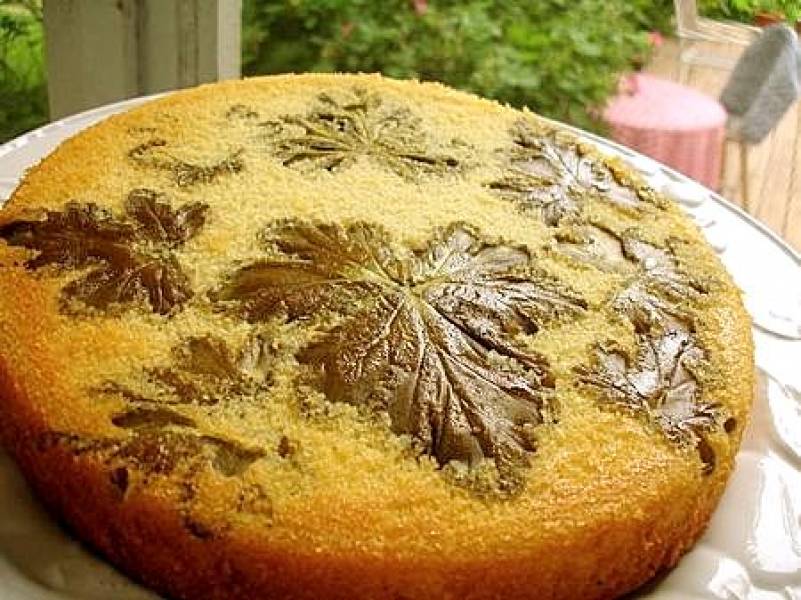 Klasyczna ciasto cytrynowe aromatyzowane liśćmi geranium