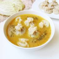Zupa z kapusty pekińskiej i kapusty kiszonej z pierożkami (wegańska)