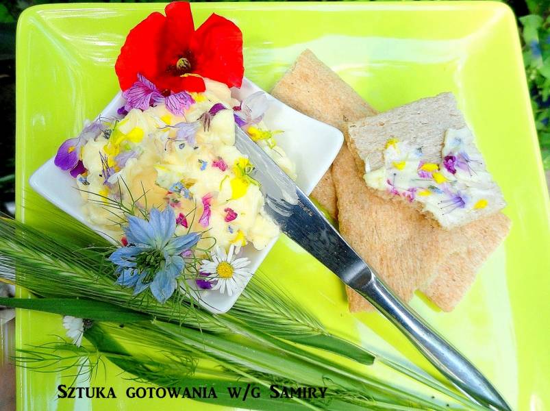 Wiejskie majówkowe masło cytrynowe z polnymi kwiatami