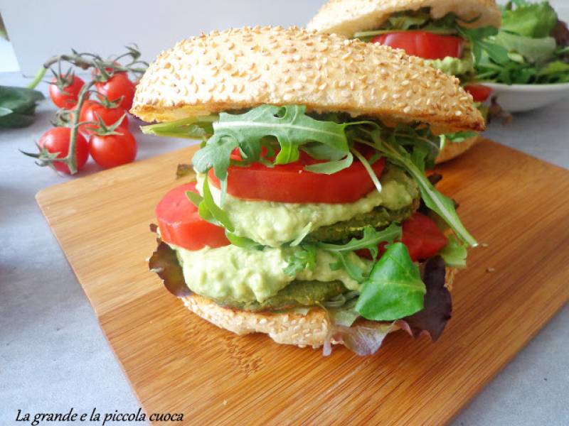 Burger ze szpinakiem i bazyliową salsą z awokado (Burger Veg agli spinaci con salsa di avocado e basilico)