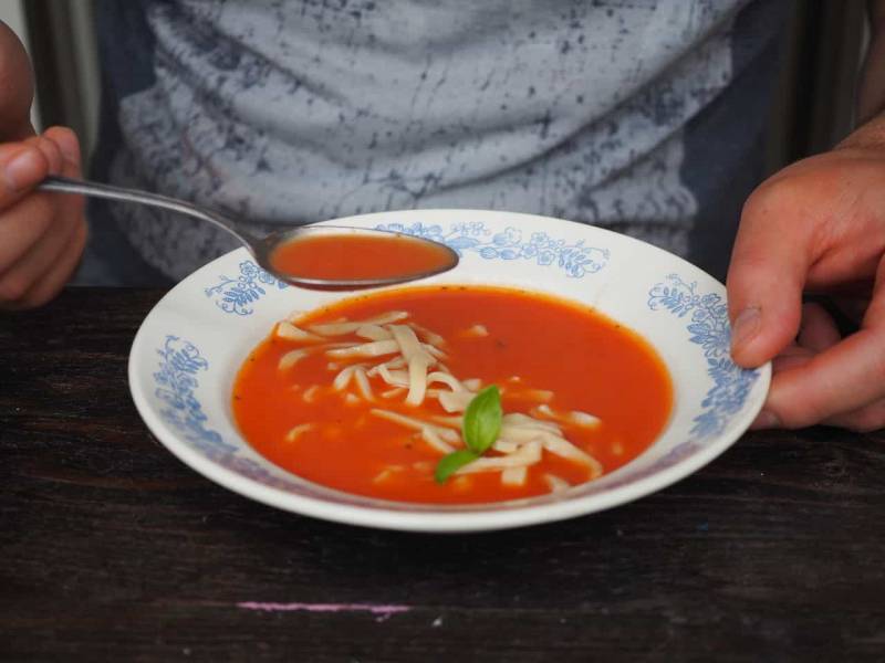 Idealna zupa pomidorowa. Przepis krok po kroku.