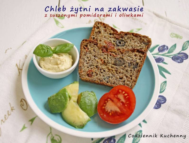 Chleb żytni na zakwasie z suszonymi pomidorami i oliwkami.