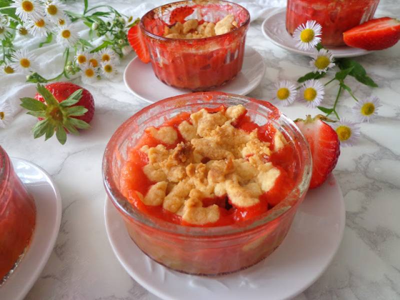 Rabarbar z truskawkami pod kruszonką (Crumble di fragole e rabarbaro)