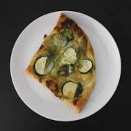 Francuska a'la pizza z zielonym pesto, cukinią, szpinakiem i mozarellą