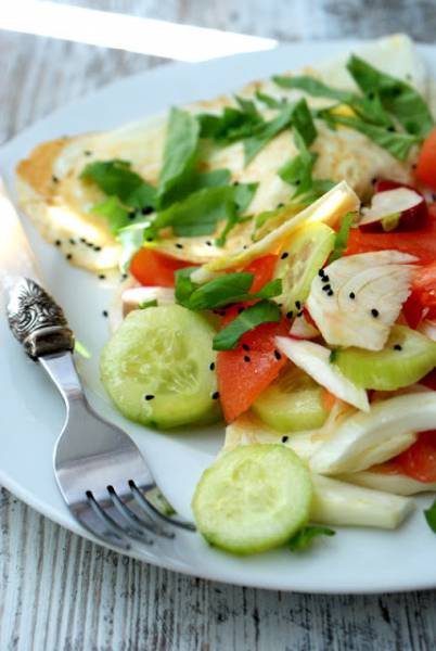 Sałatka z fenkułem ,ogórkiem i pomidorem w towarzystwie jaja sadzonego. Śniadanie idealne.